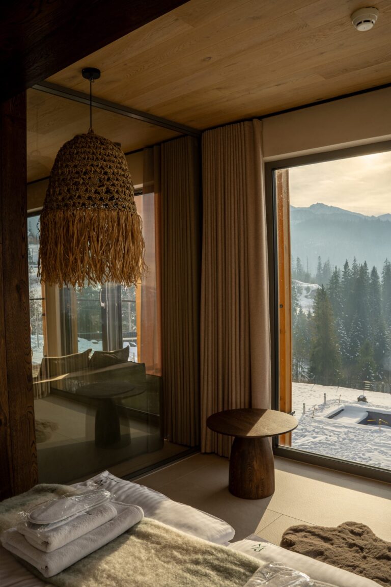 Okno z widokiem na las i Tatry