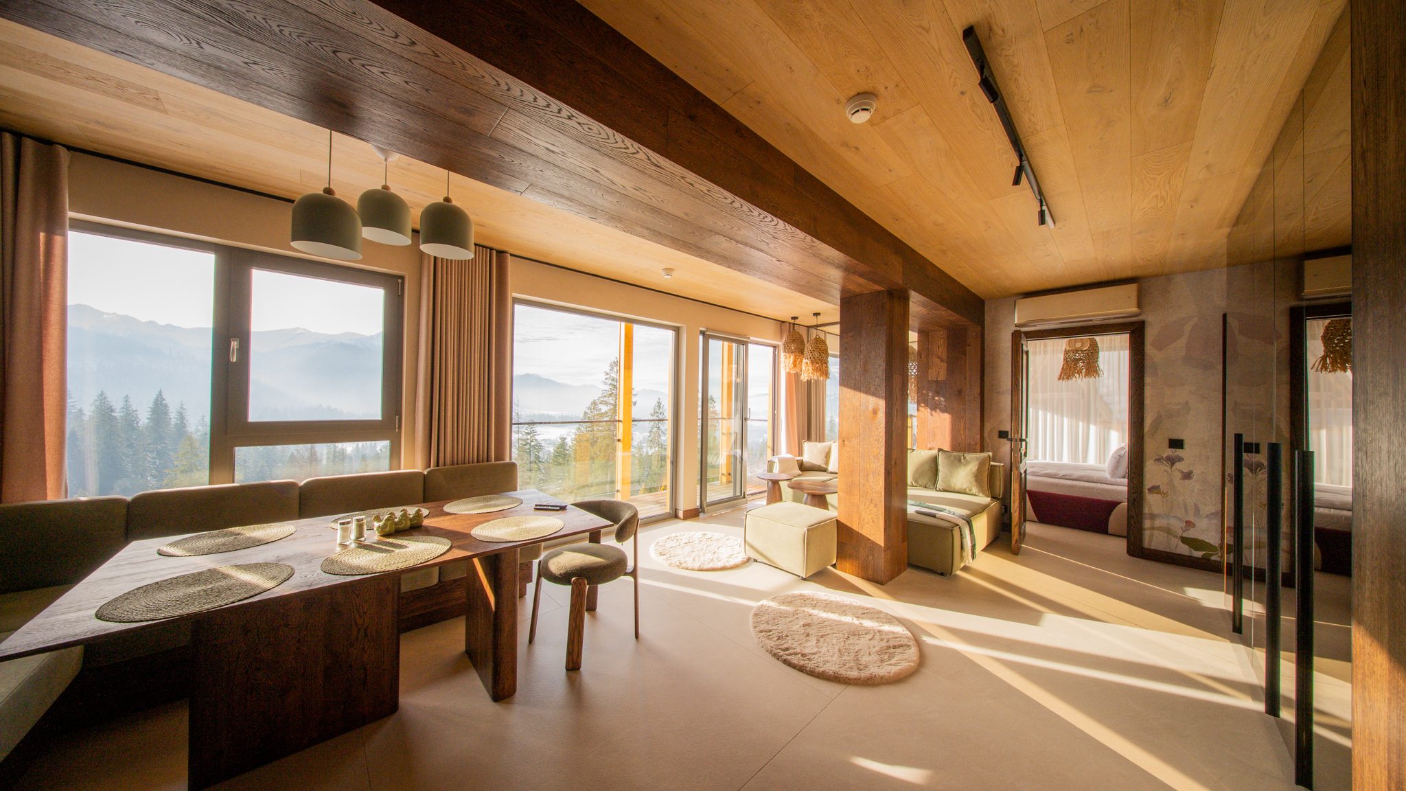 Salon Primavera Apartament na Cyrhli w Zakopanem, z pasem okien i widokiem na Tatry