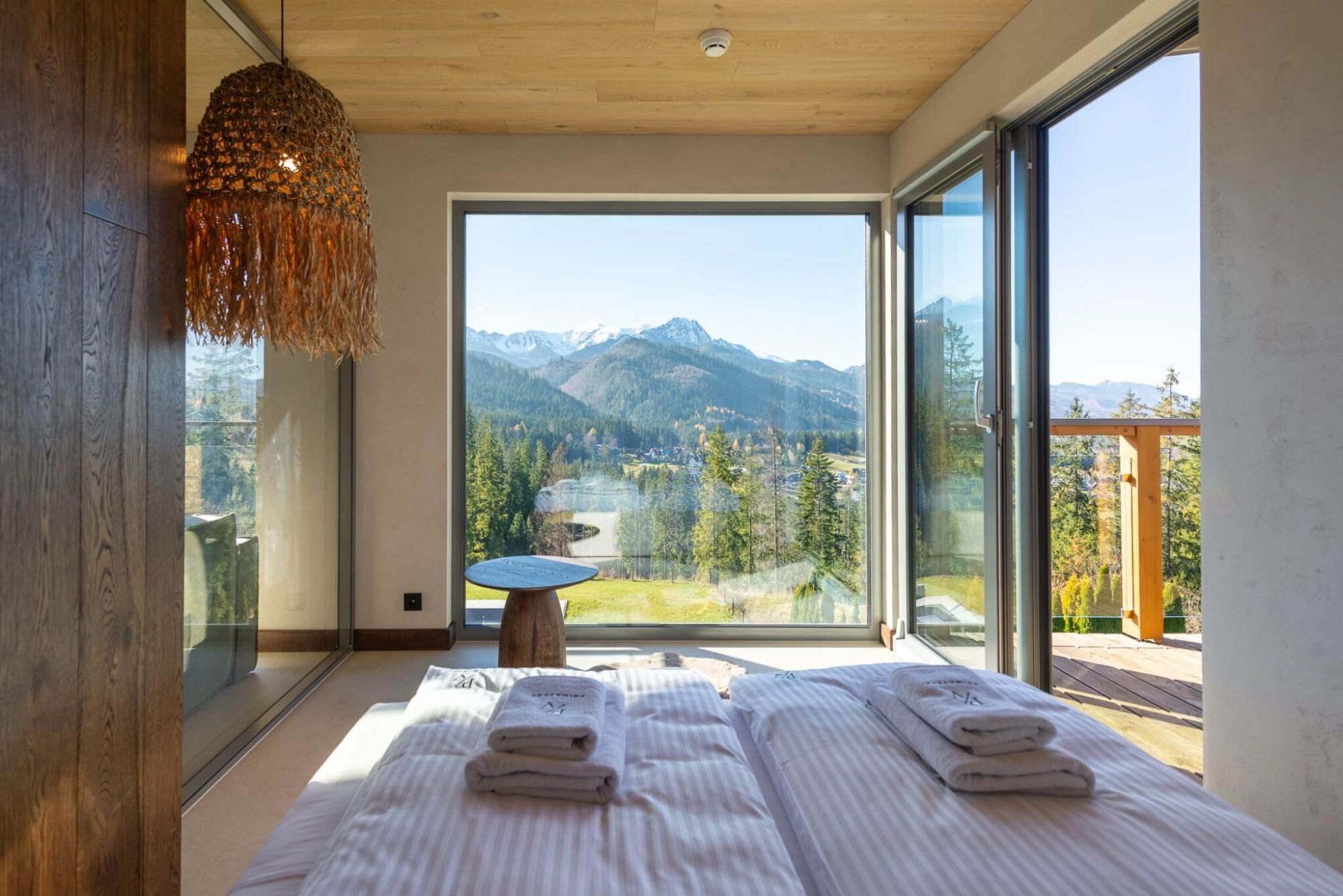 Primavera Apartament w Zakopanem, widok na Tatry przez okno sypialni