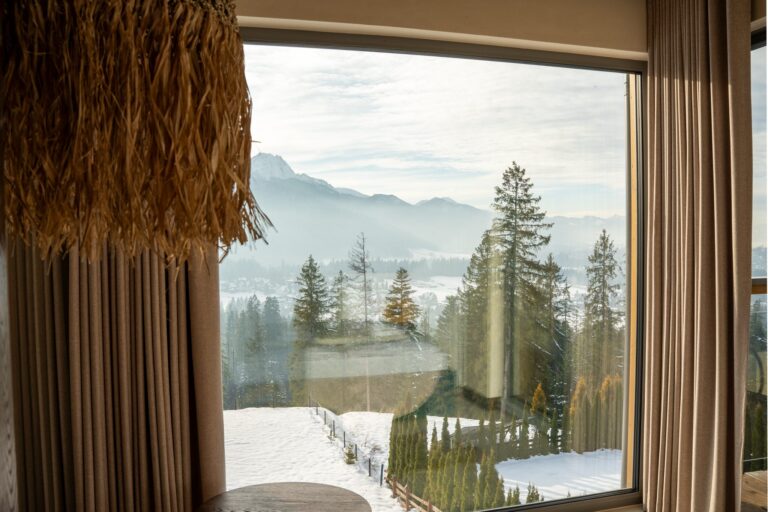 Widok na Tatry przez panoramiczne okno w Primavera Apartament