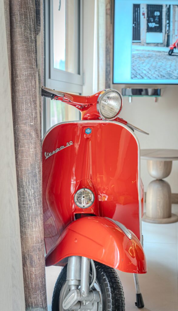 Primavera Studio w Zakopanem, czerwona Vespa Piaggio we wnętrzu