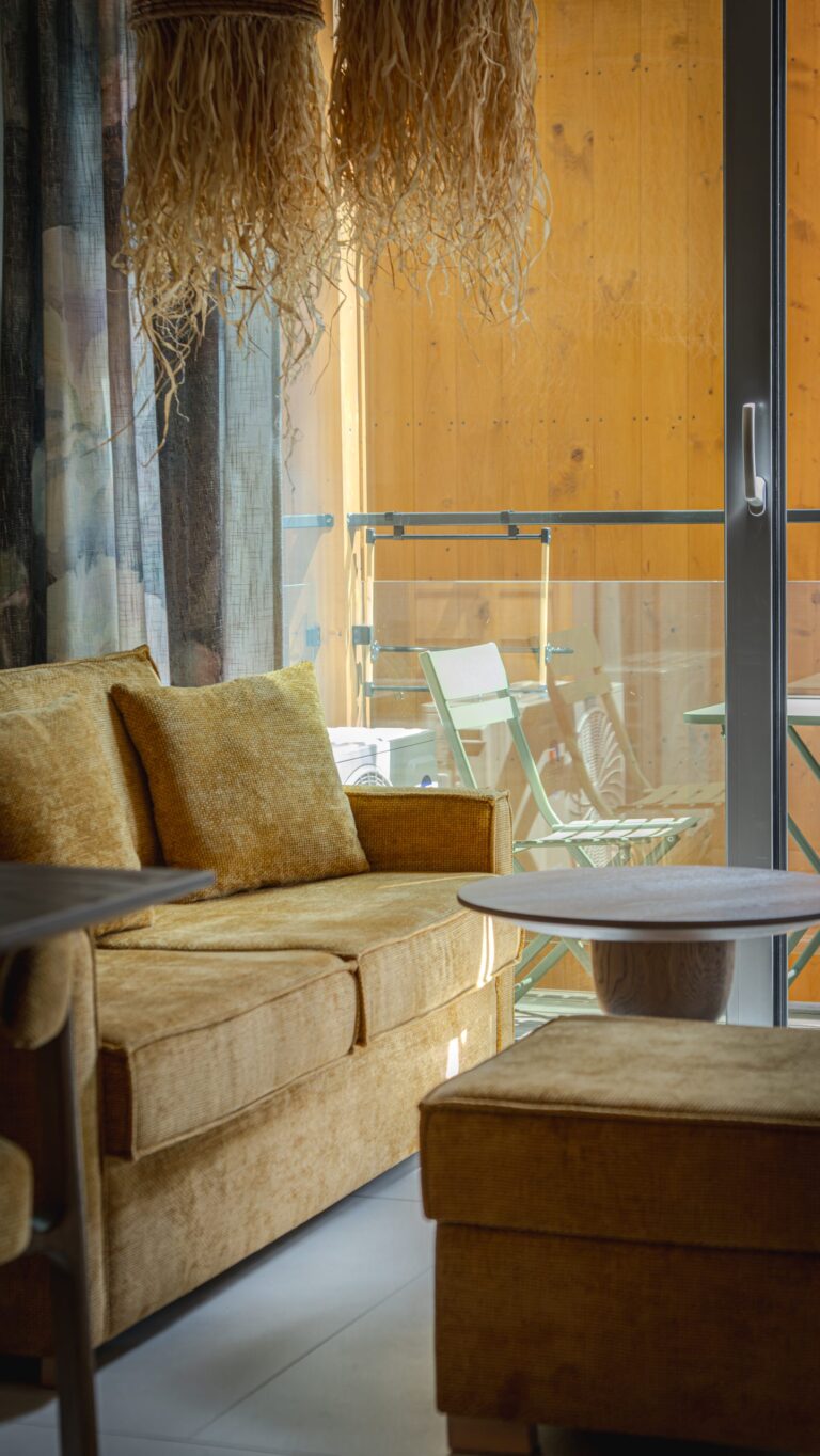 Sofa przy wyjściu na balkon