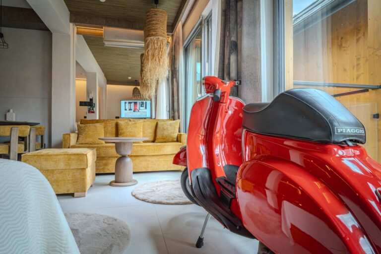 Czerwona Vespa Piaggio w Primavera Studio